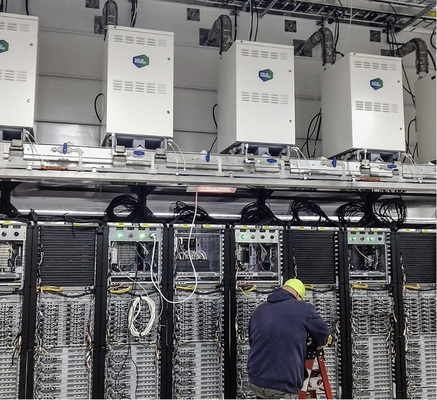 



Dieses Rechenzentrum von Microsoft in Seattle wird mit Brennstoffzellen (oben im Bild) versorgt. 
