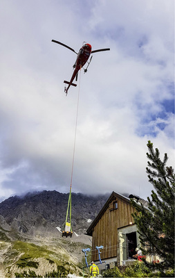 <p>
</p>

<p>
Batteriespeicher für Berghütten sind beliebt und nützlich: Die Lieferung erfolgt bei abgelegenen Standorten per Luftpost – mit dem Hubschrauber.
</p> - © Foto: Strom vom Dach Erl

