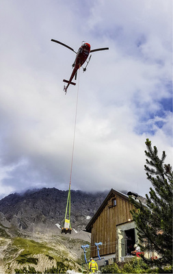 



Batteriespeicher für Berghütten sind beliebt und nützlich: Die Lieferung erfolgt bei abgelegenen Standorten per Luftpost – mit dem Hubschrauber.
