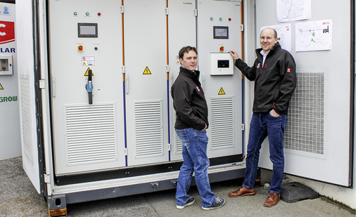 



Andreas Lipphardt (links)



ist seit 2008 in der Photovoltaikbranche tätig. Fünf Jahre lang arbeitete der Elektromeister und zertifizierte Gutachter für Photovoltaik bei einem Fachpartner von IBC Solar. Seit 2013 ist er als technischer Referent und Servicetechniker bei IBC Solar. Zudem betreut er Schulungen, entwickelte unter anderem eine gemeinsame Schulung mit dem TÜV Rheinland zur Planung und Installation von Stromspeichern.






Harald Müller (rechts)



ist seit 2007 in den erneuerbaren Energien tätig, zuerst in Windkraft und Solarthermie. 2008 wechselte der Luft- und Raumfahrtingenieur in die Photovoltaik. Dort war er vier Jahre lang für Nachführsysteme in Deutschland, Spanien und Italien verantwortlich. Fünf weitere Jahre folgten mit Photovoltaik und Solarthermie in Chile. Seit 2018 ist er als Vertriebsingenieur bei IBC Solar für Batteriespeichersysteme und Energy Solutions tätig.
