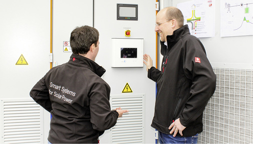 
Die beiden Experten von IBC Solar im Fachgespräch am Speicherschrank.



