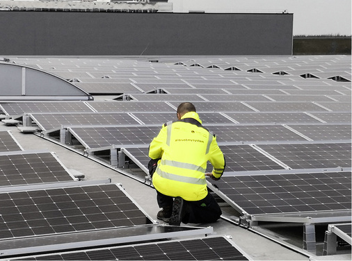 
Bei der Abnahme schaut sich Peter Grass die errichtete Unterkonstruktion ganz genau an.



