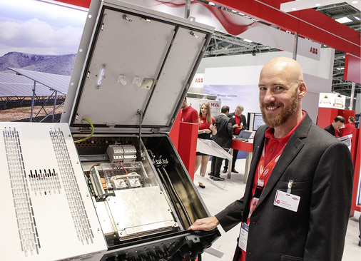 



Produktmanager Volker Haider präsentiert den neuen Stringwechselrichter Tauro.
