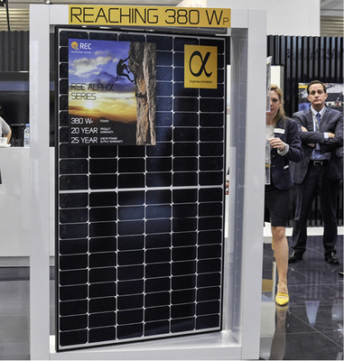 



REC zeigt mit der Alpha-Serie 380 Watt Leistung mit 120 Halbzellen.
