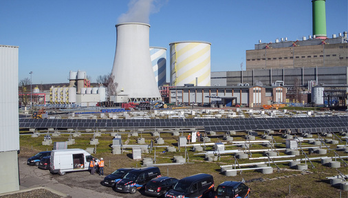 <p>
</p>

<p>
Der Chemnitzer Energieversorger Eins Energie will seine Kohlekraftwerke abschalten. Für den Neubau eines Heizkraftwerkes musste eine Photovoltaikanlage umziehen.
</p> - © Foto: Eins Energie in Sachse

