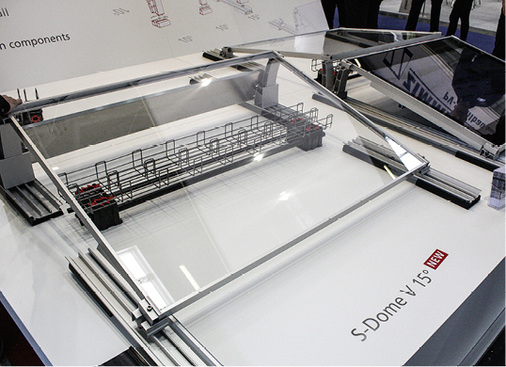 



K2 Systems hat sein neues Flachdachsystem mit 15 Grad Aufständerung vorgestellt. Unter dem Modul ist das neue Kabelmanagement zu sehen.
