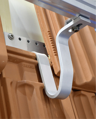 



Der neue Dachhaken von Schletter kommt mit einer glänzenden Beschichtung zum Kunden. Sie sieht nicht nur gut aus, sondern schützt auch vor Rost.
