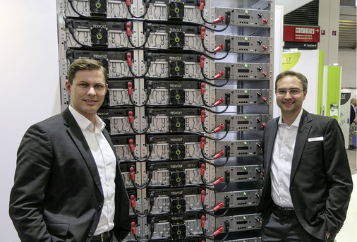 



Die beiden Gründer von Tesvolt: Daniel Hannemann (rechts) und Simon Schandert vor einem Ausschnitt des neuen Großspeichers TPS 2.0.
