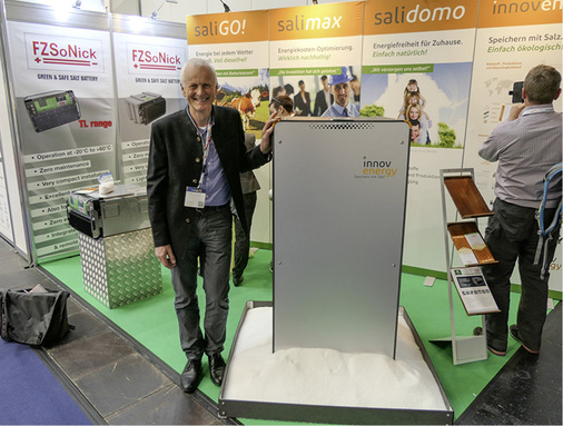 



Max Ursin von Innovenergy aus der Schweiz zeigt den neuen Salzspeicher.
