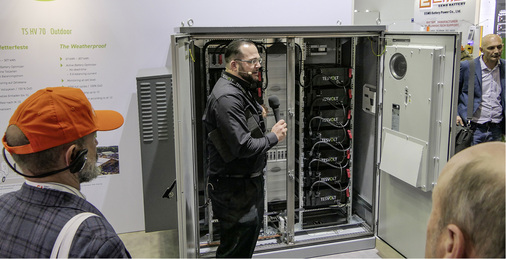 



Mathias Zdzieblowski von Tesvolt vor dem TS HV 70 im geschützten Gehäuse.
