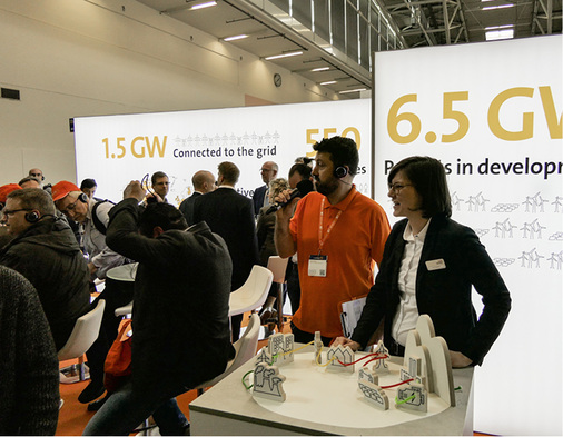 



Julia Badeda von Abo Wind erklärt, wie eine Teefabrik in Uganda nun die Stromversorgung absichert.
