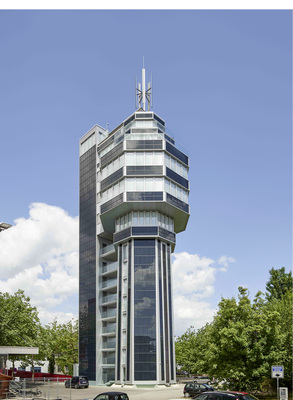 <p>
</p>

<p>
Die Solaranlagen an der Fassade und die Kleinwindkraftanlage auf dem Dach sorgen für ausreichend Strom im Gebäude.
</p> - © Foto: SEM‘S Media Michaael Schellinger

