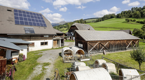 <p>
</p>

<p>
Blick auf den Milchhof in Oberwölz in der Steiermark: Photovoltaik senkt die Betriebskosten.
</p> - © Foto: Stiefkind Fotografie

