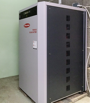 



Der Symo Hybrid bindet die neue Speicherbatterie ein. Sie bildet das Herz des Eigenstromsystems.
