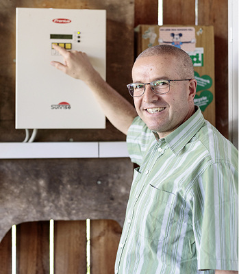 



Ignaz Leitner präsentiert den Wechselrichter, der die erste Anlage von 2003 anschließt. Er läuft noch immer.
