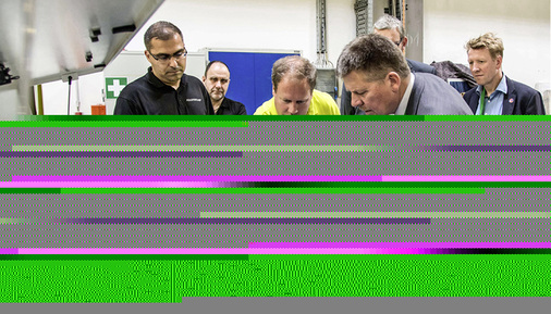 



Das fünfmillionste Solarmodul auf dem Prüfstand von Adler Solar in Bremen.
