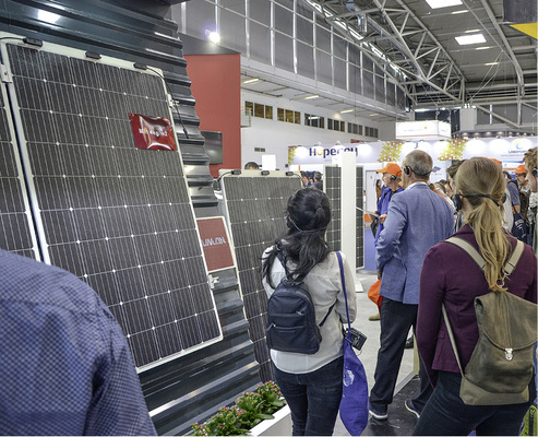 



Sehr leichte Module ohne Glas und Rahmen am Messestand der Firma Sunman.
