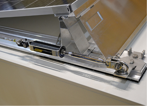 



Ein Schockabsorber sorgt dafür, dass der Sturz vom Dach weich abgebremst wird.
