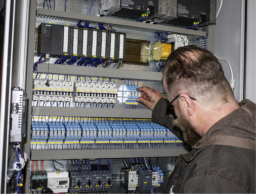 <p>
</p>

<p>
Schaltschrank zur Einbindung des Speichers in die elektrische Gebäudeversorgung.
</p> - © Foto: Heiko Schwarzburger

