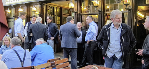 
Erstes Kennenlernen beim gemeinsamen Abendessen.



