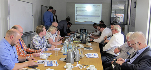 
Rauchende Köpfe beim Workshop.



