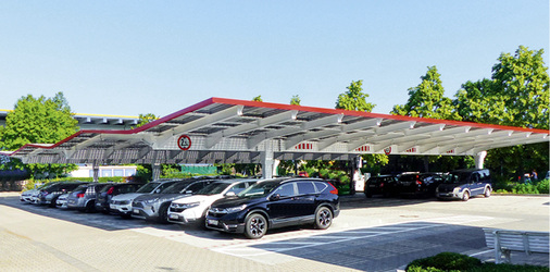 
Blick auf den geschwungenen Carport mit Solardach in Offenbach bei Honda.



