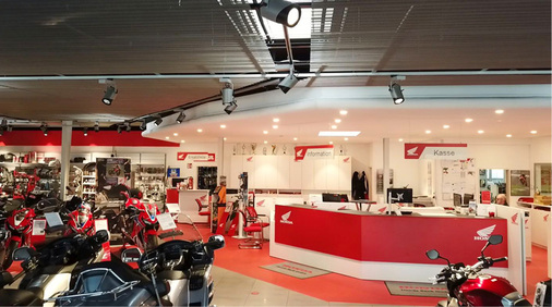 



Zwei Gewerbehallen nutzt die Firma Wellbrock & Co., ein großer Fachhändler für Motorräder. Oben: Blick in den Ausstellungsraum mit der Empfangstheke für die Kunden. 
