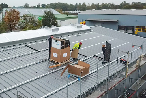 <p>
</p>

<p>
Installation der Solarmodule auf dem Dach.
</p> - © Foto: Laudeley Betriebstechnik

