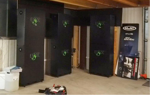 



Einbau der Stromspeicher Quattroporte von E3/DC. Sie wurden zu einer Speicherfarm (Kaskade) zusammengefasst.
