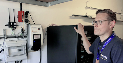 



In der Belchenstraße: Ein Kunde hat einen eigenen Batteriespeicher in der Garage. 
