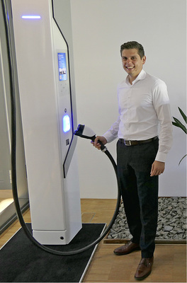 



Niklaas Wrabletz von Ads-Tec präsentiert das neue Schnellladesystem.
