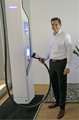 <p>
</p>

<p>
Niklaas Wrabletz von Ads-Tec präsentiert das neue Schnellladesystem.
</p> - © Foto: nhp

