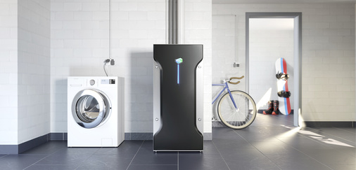 
Die vollelektrische, autarke Hausversorgung ist möglich: Die Brennstoffzelle BG-15 (Bildmitte) unterstützt und ergänzt die Photovoltaik vom Sonnendach – vor allem während der einstrahlungsarmen Monate.



