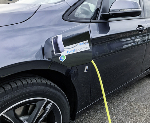 
E-Autos erhöhen den Strombedarf der Haushalte und Unternehmen: Im Winter beziehen sie Strom aus der Brennstoffzelle, im Sommer von Dächern und Fassaden.



