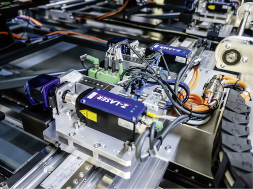 <p>
</p>

<p>
In der P2-Strukturierungsmaschine werden zwei Laserköpfe zur Bearbeitung parallel betrieben. Deshalb kommen zwei Beleuchtungslaser zum Einsatz.
</p> - © Foto: Manz AG

