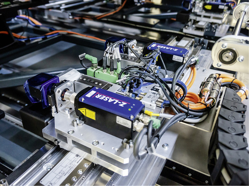 



In der P2-Strukturierungsmaschine werden zwei Laserköpfe zur Bearbeitung parallel betrieben. Deshalb kommen zwei Beleuchtungslaser zum Einsatz.
