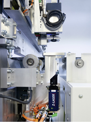 <p>
Bei der Überprüfung der Linien, die in den ersten beiden Strukturierungsprozessen entstehen, sorgen die Lasermodule des Typs Z-Laser Z-Q1 für optimale Beleuchtung.
</p>

<p>
</p> - © Foto: Manz AG

