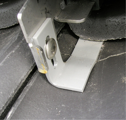 



Punktuell aufliegende Befestigungselemente führen oft zu Haarrissen in den Dachpfannen.
