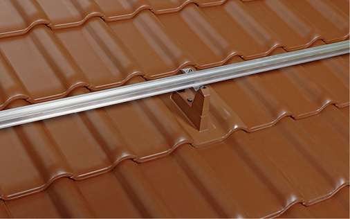 <p>
</p>

<p>
Einbausituation einer Modulstütze für die Photovoltaikanlage. Sie erhöht die Stabilität des Generators auf dem Dach und verbessert die Krafteinleitung.
</p> - © Foto: BMI Braas

