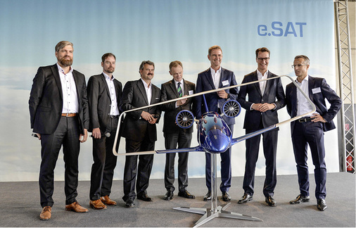 <p>
</p>

<p>
Bei der Vorstellung des Silent Air Taxis ist auch Professor Schuh mit an Bord (Dritter von rechts). 
</p> - © Foto: E-Sat

