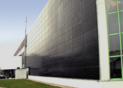 <p>
</p>

<p>
Der Maschinenhersteller Mayer hat die Solarfassade errichtet, um Bau- und Stromkosten zu sparen.
</p> - © Foto: Varta Storage

