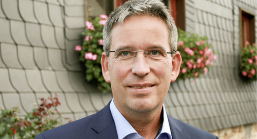 



Frank-Michael Uhle ist Architekt. Seit 1999 ist er für den Landkreis Rhein-Hunsrück tätig und seit 2012 als Klimaschutzmanager für den Ausbau der Solarenergie zuständig.
