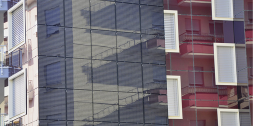 <p>
Die Solarfassaden sorgfältig integriert: Das Mehrfamilienhaus hat mit der aktiven Gebäudehülle den höchsten Energiestandard erreicht.
</p>

<p>
</p> - © Foto: Solaragentur Schweiz/Schweizer Solarpreis 2014

