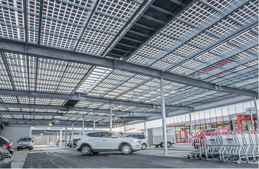 
Hier wurden semitransparente Solarmodule als Parkplatzüberdachung genutzt.




