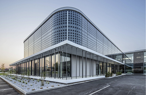 



Riesige Module mit individuellem Zelldesign hat Ertex für dieses Projekt produziert. 
