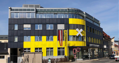 <p>
</p>

<p>
Das neue Gesicht der Bank in Wieselburg. Die schwarzen Flächen sind die Leichtbaumodule von DAS Energy.
</p> - © Foto: DAS Energy


