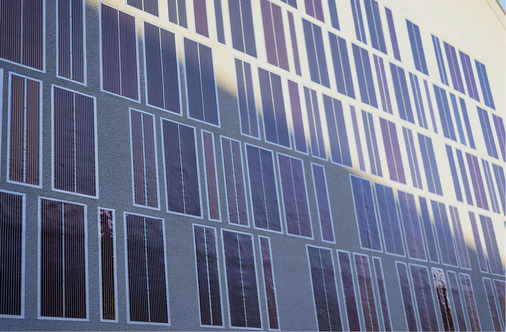 



Opvius und DAW haben die organischen Solarfliesen plan in der Putzebene verlegt. Dadurch fügen sie sich harmonisch in die Bestandsfassade ein.
