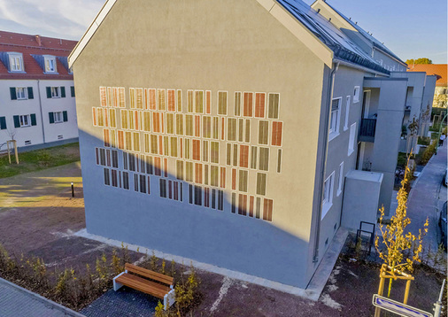 <p>
</p>

<p>
Die eingeputzten Solarelemente wirken wie Farbtupfer in einem monotonen Gebäudebestand.
</p> - © Foto: Opvius

