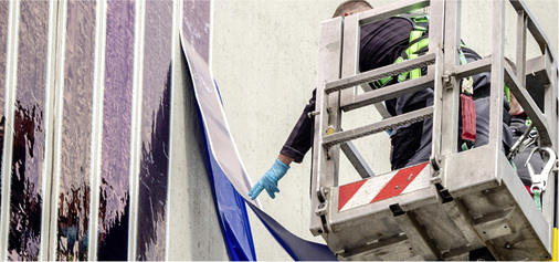 



Wie beim Tapezieren haben die Handwerker die Solarelemente von oben nach unten abgerollt und aufgeklebt.

