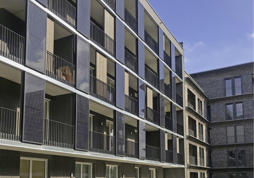 
In der neuen Beratungsstelle in Berlin können sich Architekten und Bauherren Informationen holen, wie sich Photovoltaik ästhetisch gut in die Fassade integrieren lässt.



